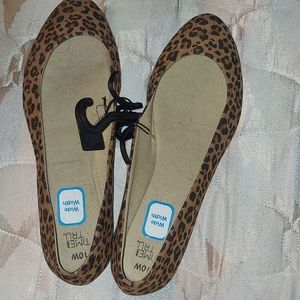 Womens leopard flats